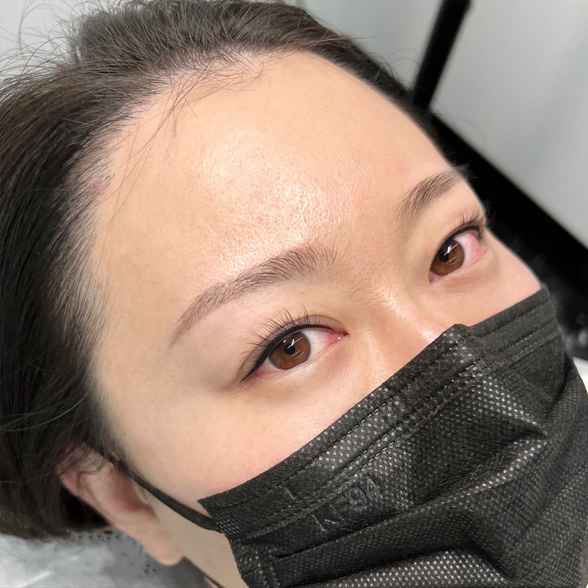 눈썹이 거의 없어서 매일